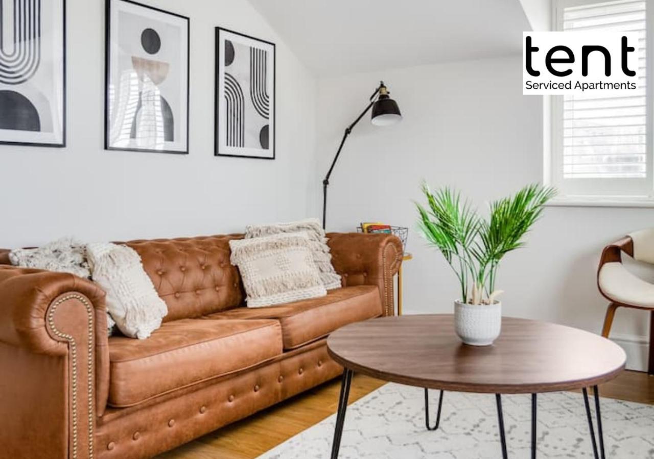Stylish 1 Bed Apt , Central , Pkg, Perfect For Long Stays Egham Exterior photo